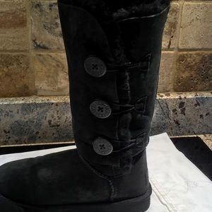 Ugg’s Bailey Bow Size 7 Tall Black